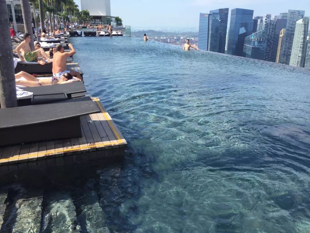 金沙酒店屋顶无边泳池