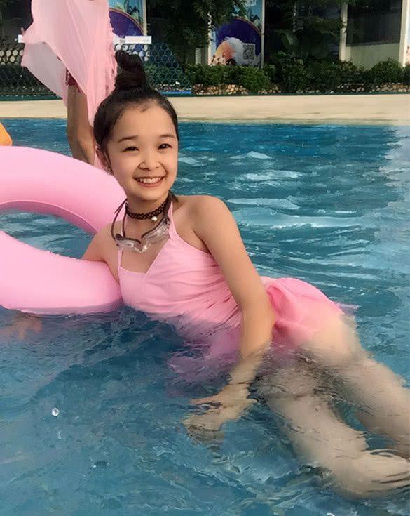 抖音"袖珍女孩"火了,身高仅1米3当看到颜值后,网友:上门提亲