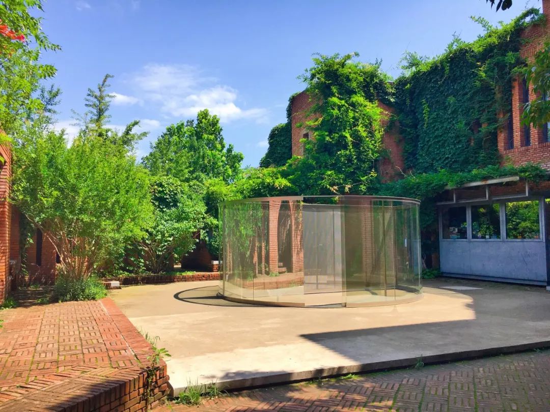 《冲钢板分隔的双向镜圆柱》,丹&middot;格雷厄姆