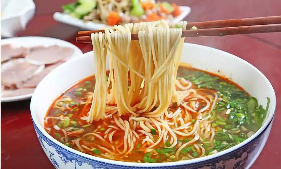 甘肃有许多有名的面食小吃.它不仅有独特的风味,还有很多种食用方法.