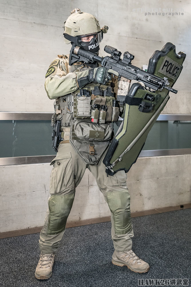 瑞士洛桑特警实战训练盾牌手膂力惊人看不见的训练成本最昂贵