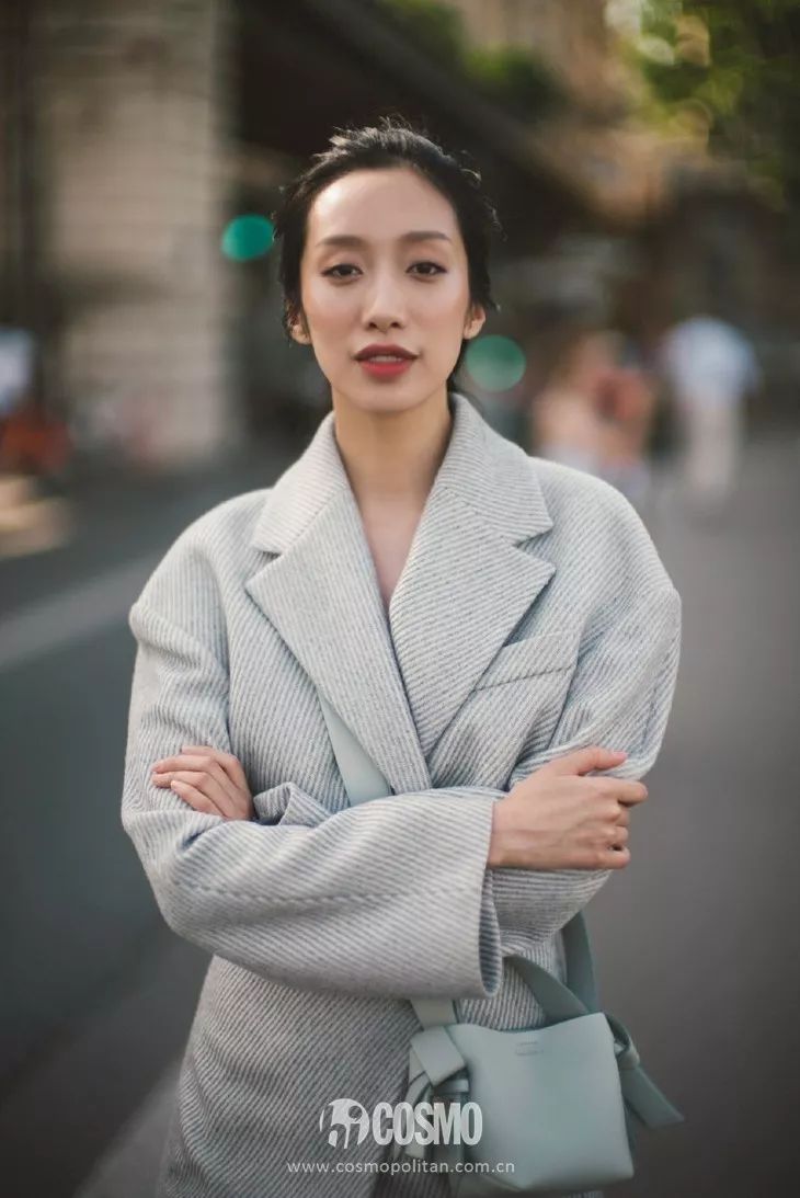 麦子从八岁开始练习芭蕾,舞姿绝不亚于专业舞者,她也因此得到了话剧