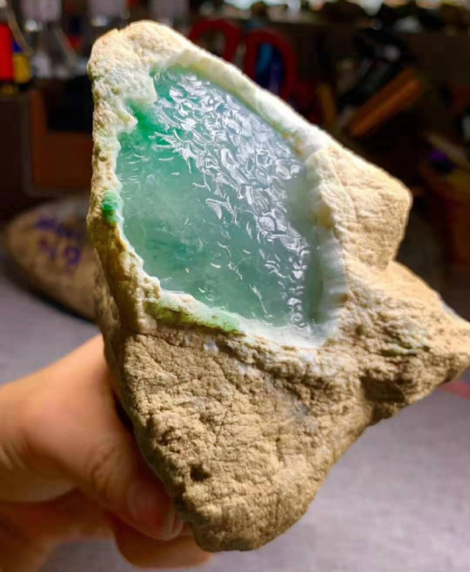 2万买下皮壳有癣的翡翠原石,开窗后旁人鸦雀无声!