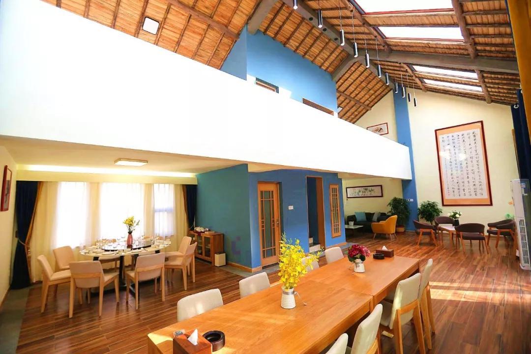 目前景区内住宿包含"竹箨居"和"红石客栈"宾馆,生态小院,竹泉村精品