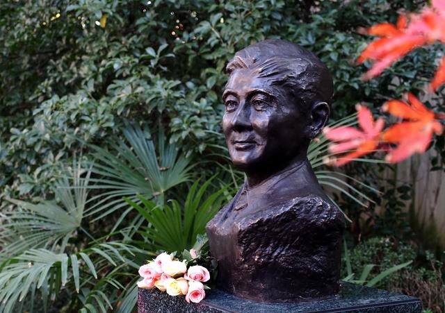 电影表演艺术家赵丹铜像在上海落成