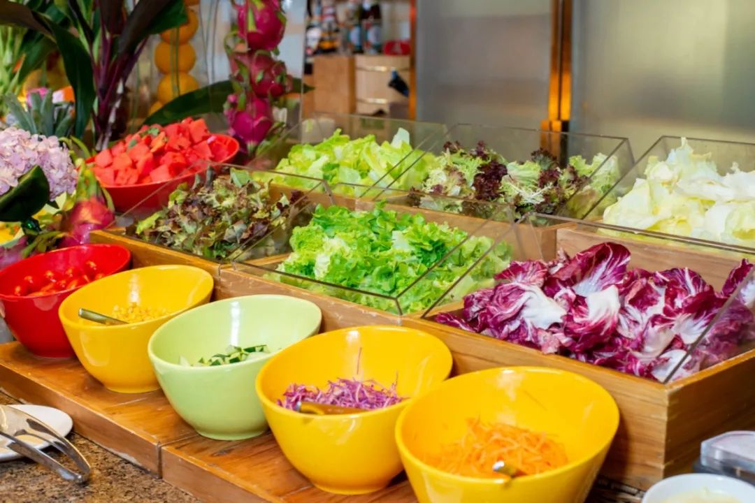 旁边也有可diy的蔬菜沙拉,提供了超大的沙拉盘自己搅拌,贴心!
