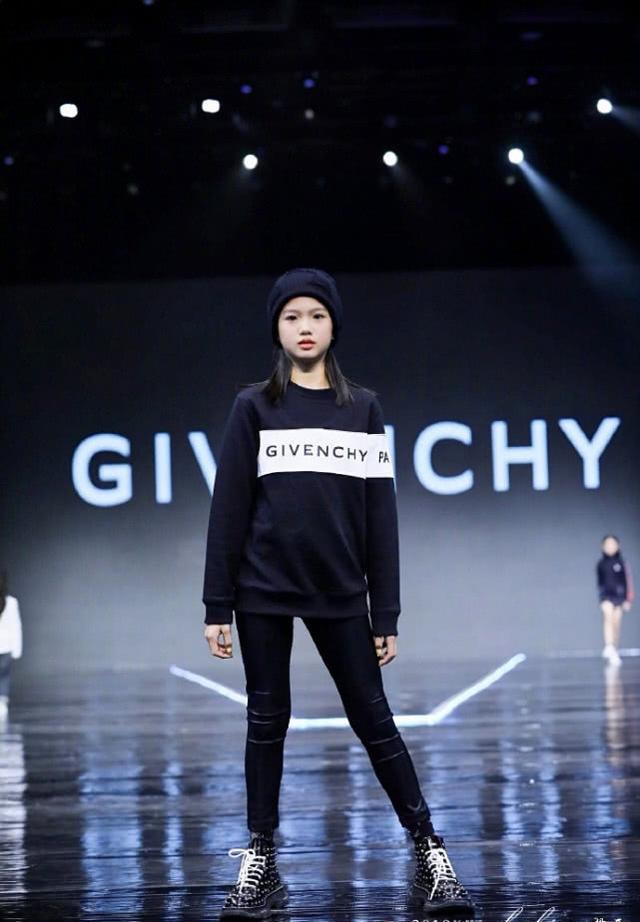 张伦硕晒俩继女走秀直呼骄傲jaden高级脸考拉越来越美