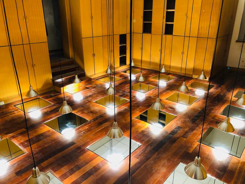 教学楼办公室改建为镜面装置艺术展厅