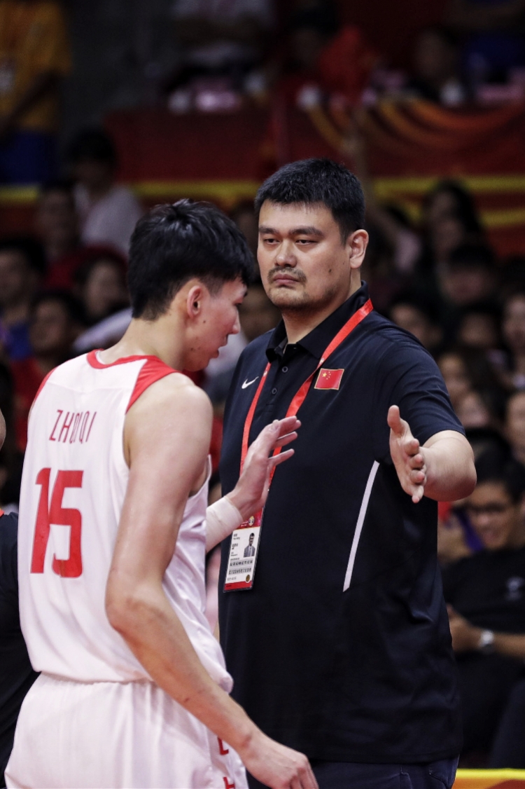 周琦被替换下场时,姚明也与他击掌鼓励.