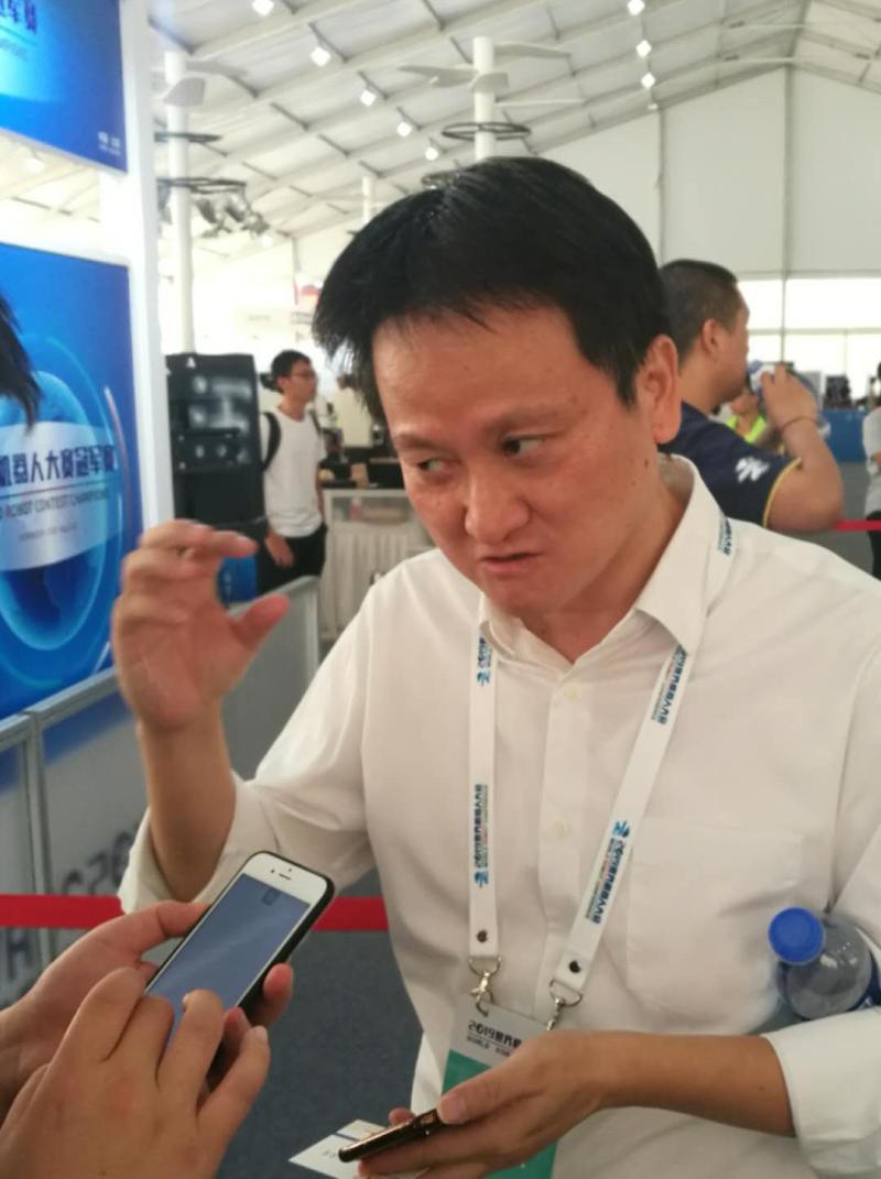 澳门大学科技学院教授万峰在接受采访.