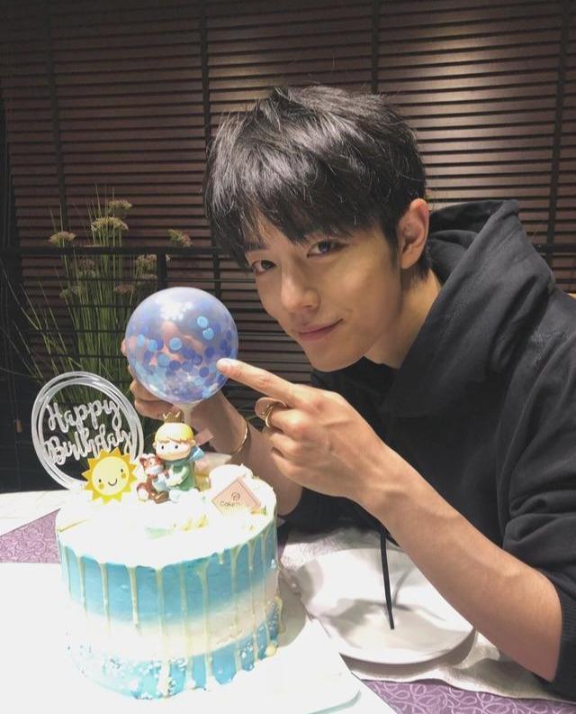 肖战生日王一博零点准时送祝福去年肖战生日就是王一博陪过的