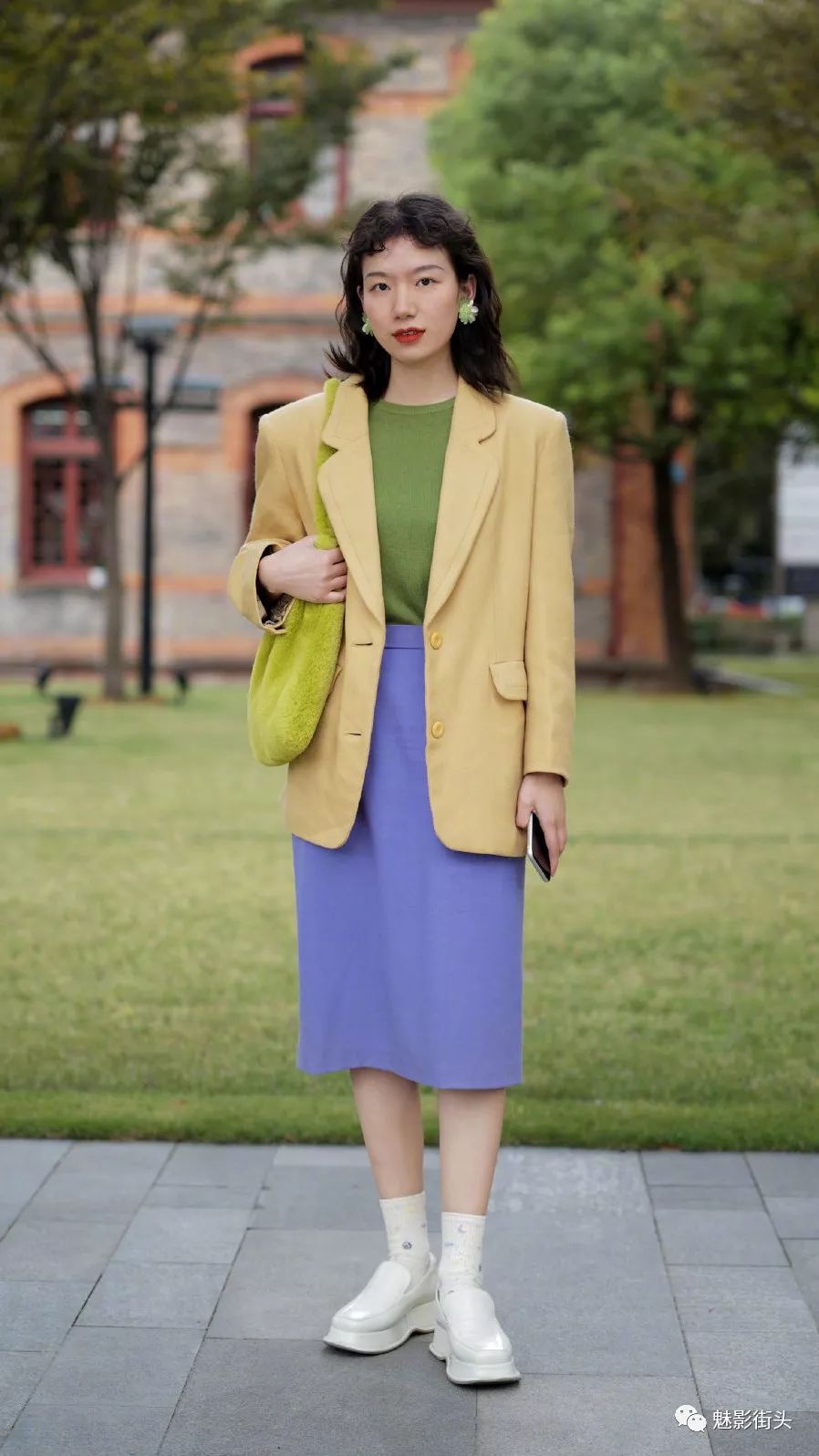 进入秋季以后,很多女生在上街的时候都会准备一款外衣来御寒,秋天的