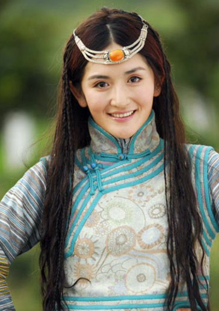 谢娜李湘1999年开始跨界演戏,主演了《快嘴李翠莲》《中华英豪》