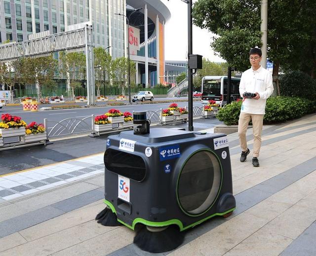 nokia罚点球vr游戏 智能垃圾车 佩戴ar眼镜的巡逻人员 巡馆机器人