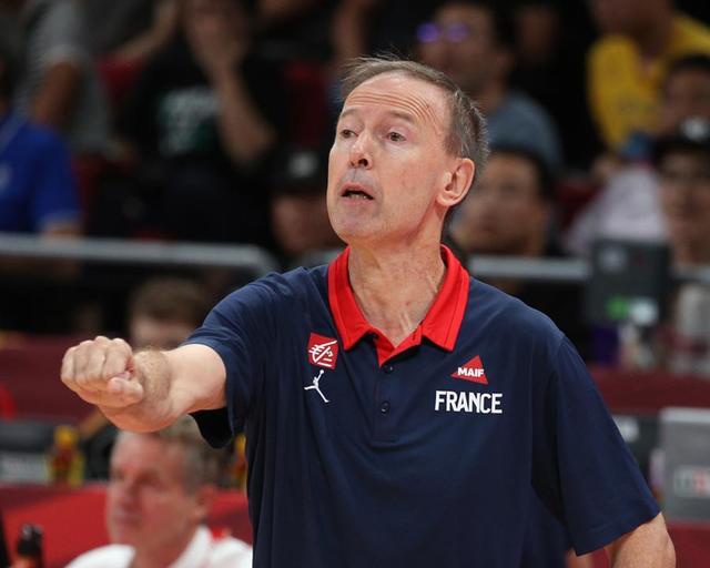 澳大利亚队5号米尔斯掌控球权伺机进攻