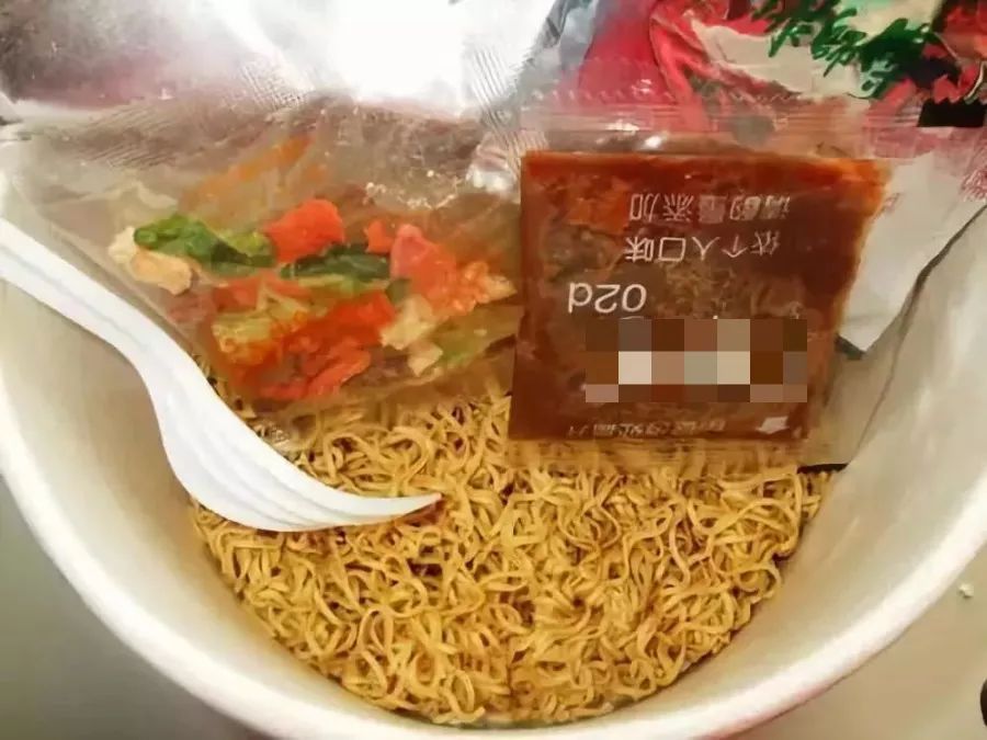 吴昕把泡面当饭吃,章子怡增肥全靠它,节食一天也抵不了一顿泡面_凤凰