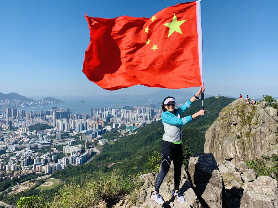 燃香港青年登狮子山挂15米宽超大国旗