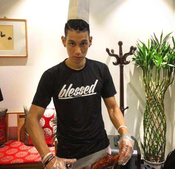 来到北京后,向来自律的豪哥也是难抵北京烤鸭的香味,甚至自己都