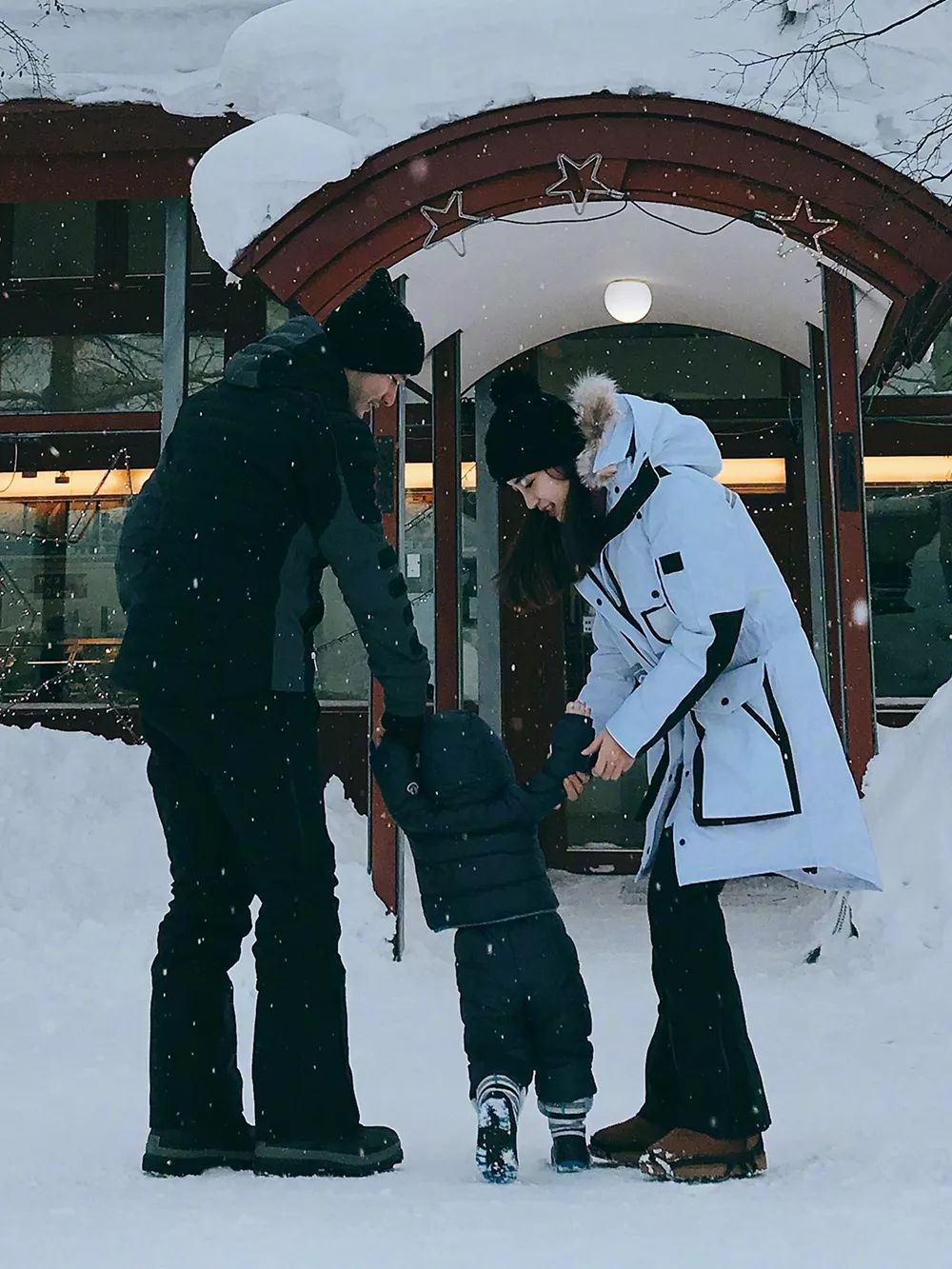 楊穎棉服配黑褲打扮低調帶兒子滑雪2歲小海綿髮量濃密遺傳爹