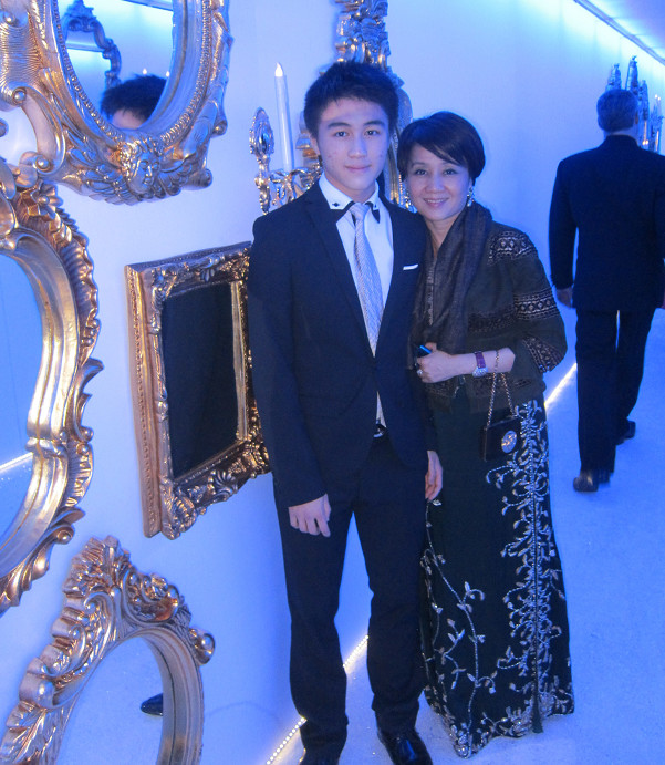 一批又一批,场面滑稽