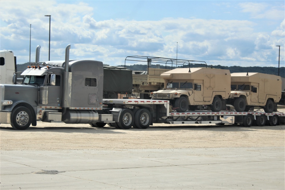 美军支援训练出动擎天柱重型卡车运输悍马