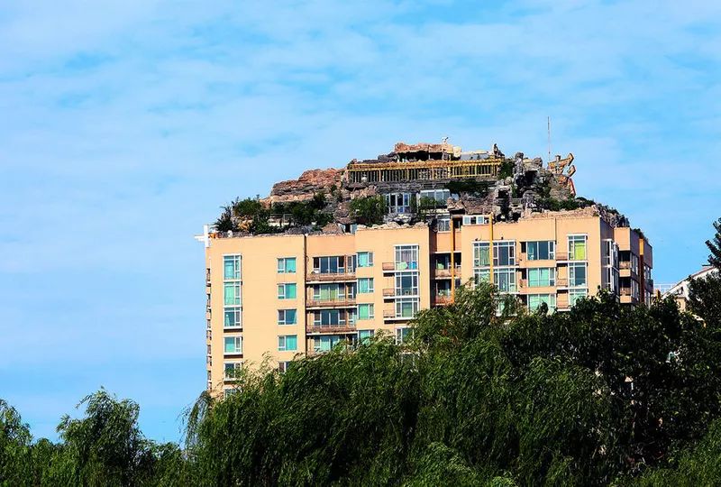 年 曾被网友称为北京最牛违建的别墅位于人济山庄小区b栋楼顶天台上