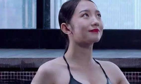孟美岐身材有多好?穿泳衣浮出水面那一刻,终于相信男人的眼光