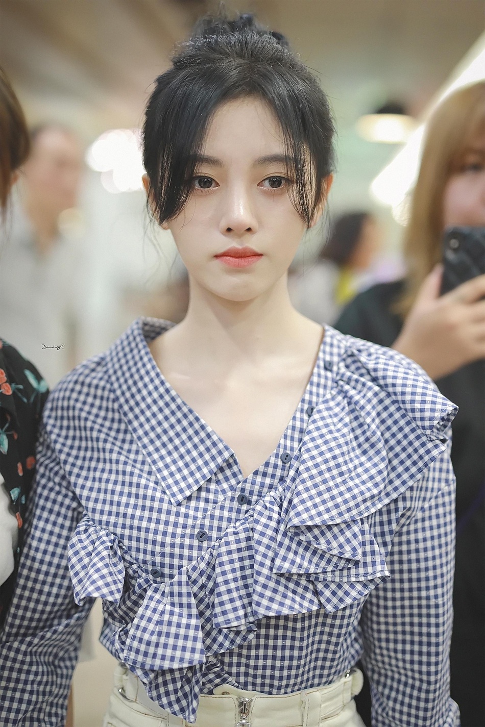 鞠婧祎丸子头现身妆容精致 v领衬衫秀锁骨美肌雪白