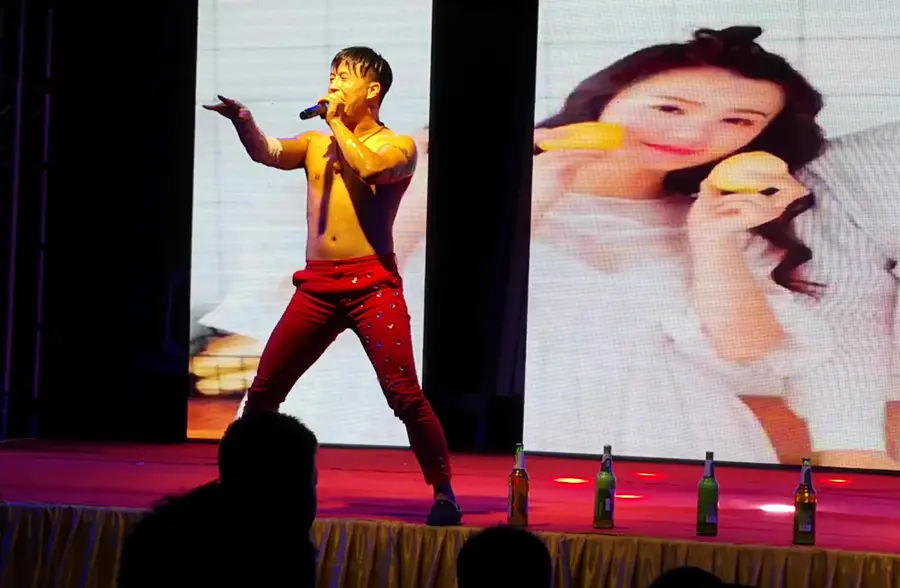 农村结婚请的唢呐艺术团,演员小伙太疯狂,唱着歌把汗衫都扔了