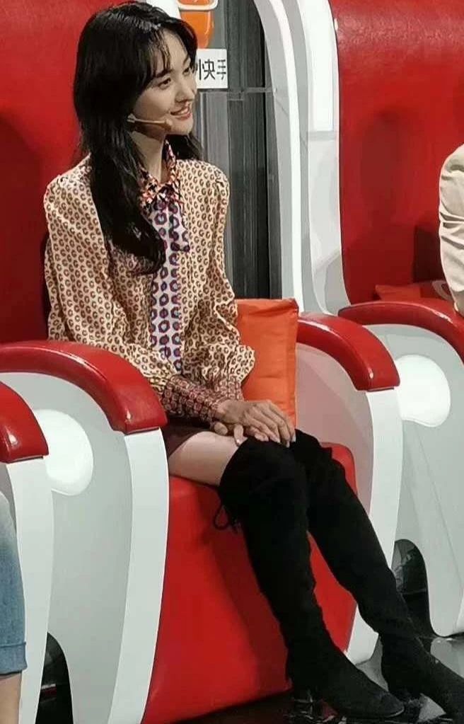 郑爽麻花辫 蓝色纱裙甜度爆表,今天也是为小爽美貌尖叫的一天啊!