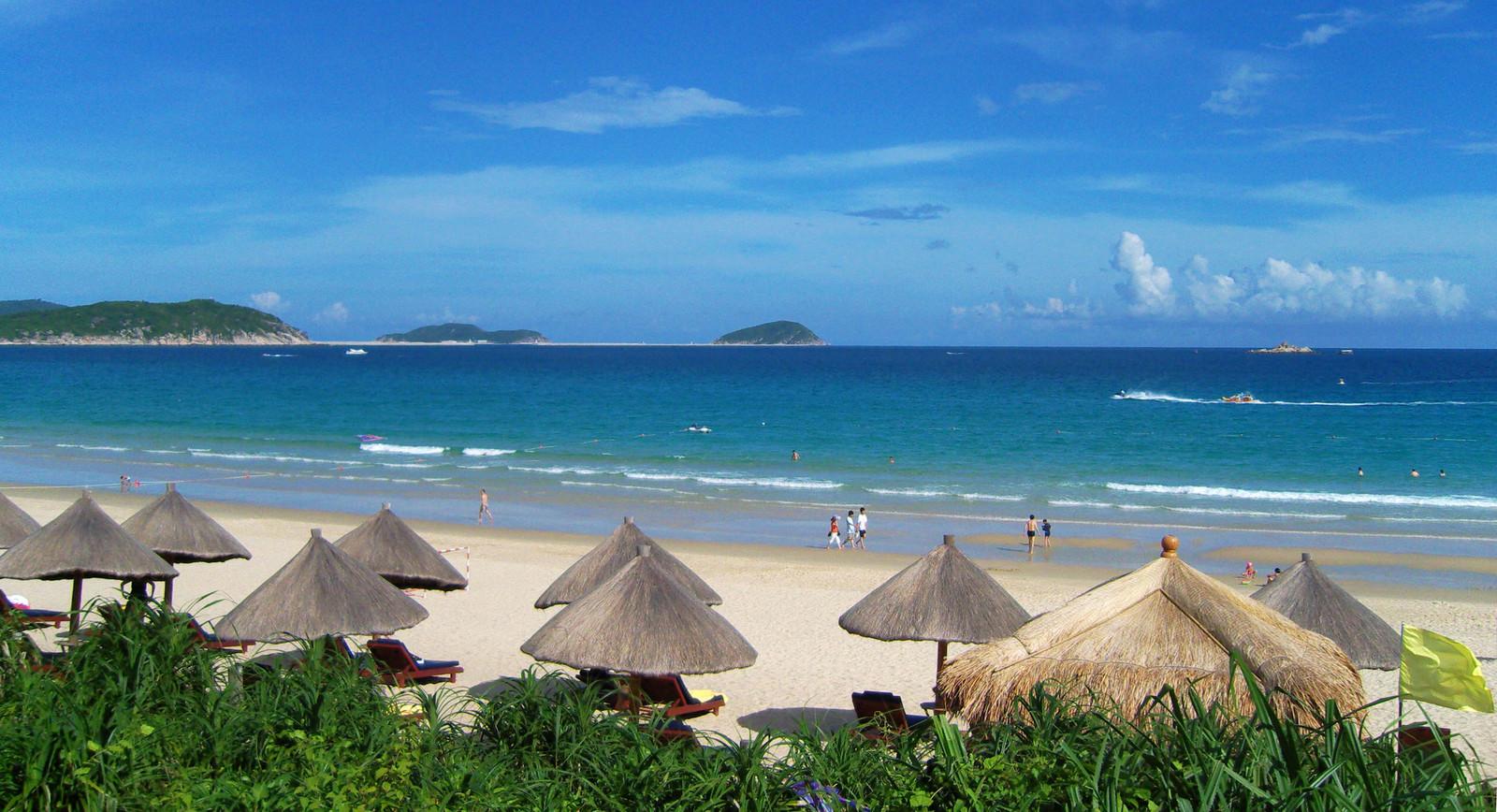 中国最美八大海岸碧海蓝天下银色沙滩惬意浪漫写在脸上哦