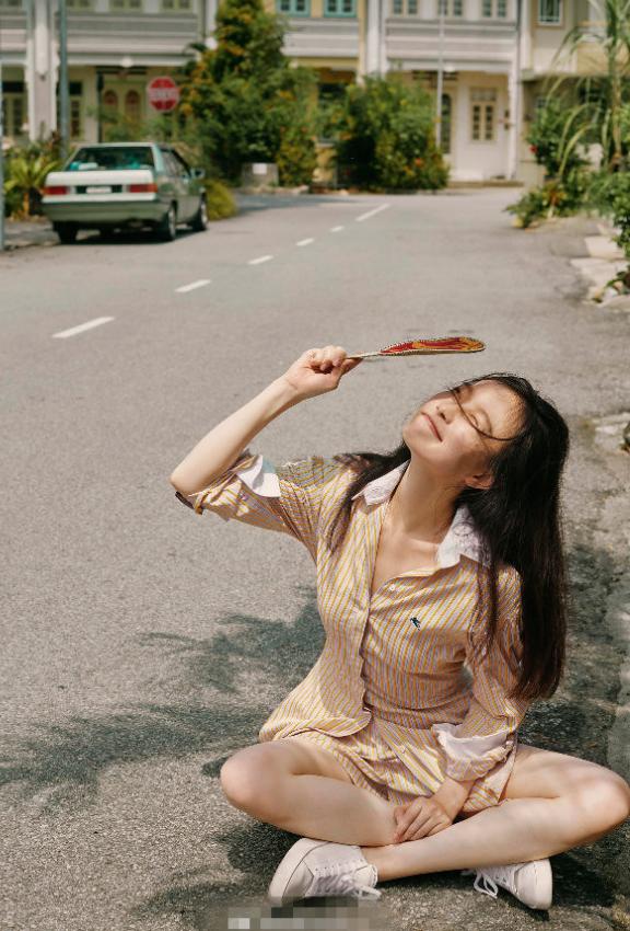 倪妮海边泳衣写真曝光细长美腿玩水太魅惑眼神深沉显忧郁风情