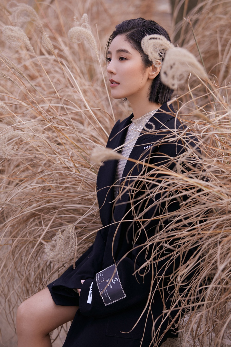 赵奕欢性感背头造型撩人西装下美腿若隐若现