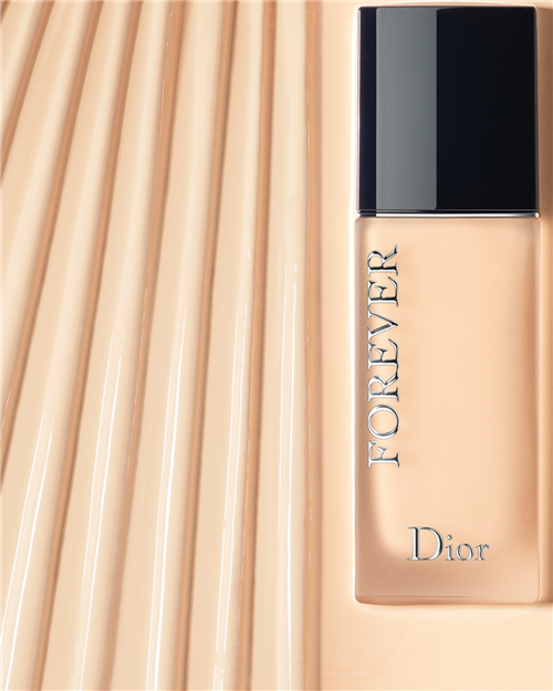 dior迪奥凝脂恒久粉底液系列更加入了养肤成份,为所有女性提供更为