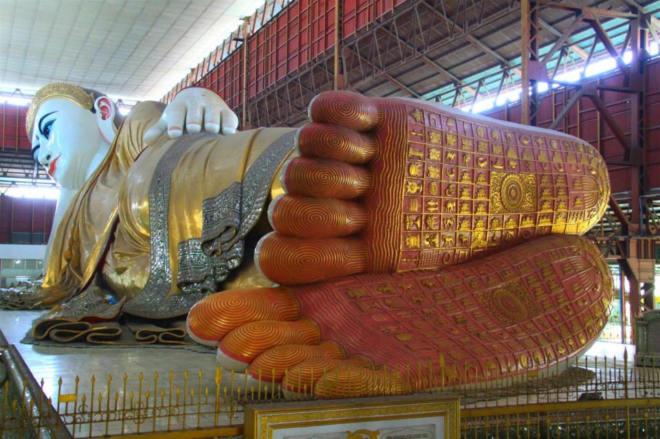 世界上最大卧佛,立起有60层楼高,因诡异游客夜晚都不敢来参观