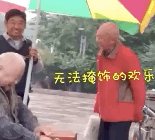 济南俩大爷雨中下象棋3小时还有专人撑伞你大爷还是你大爷早知道