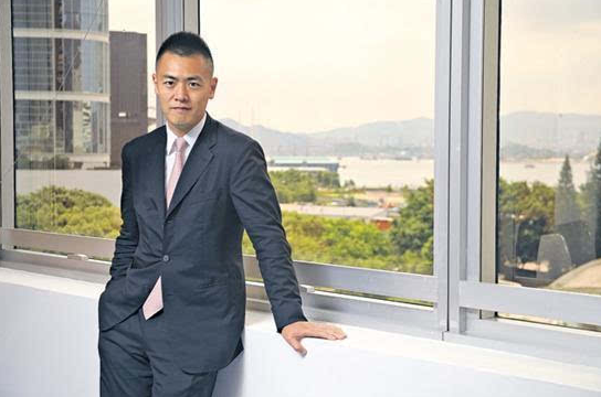 父子审美一致?刘銮雄长子抛主播转爱平民,与新女伴廉价餐厅喝茶