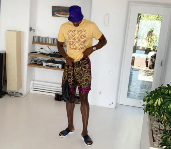 208cm伊巴卡孤单一人穿短裤度假裤兜所藏之物引球迷热议话筒