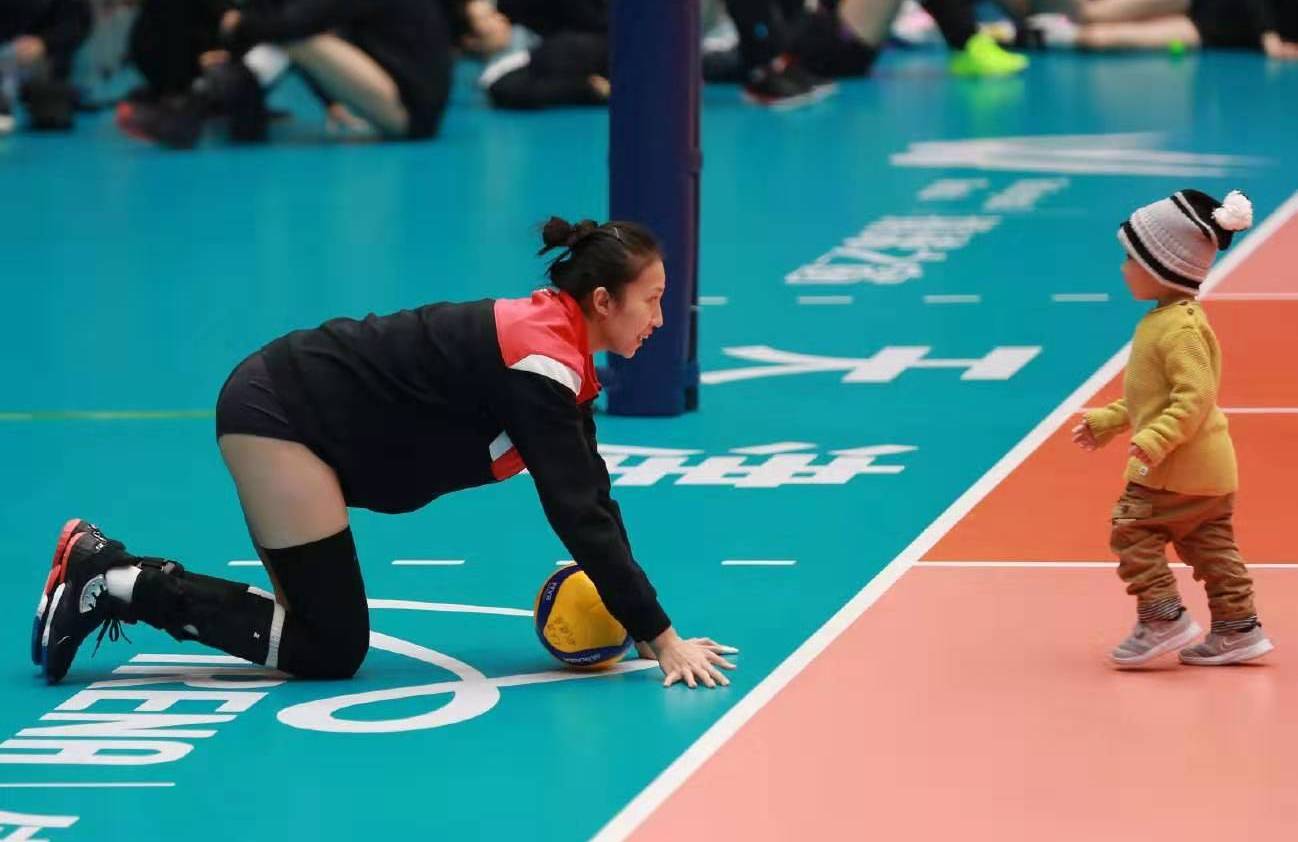 丁霞最新训练照与小朋友玩闹母爱爆棚网友是该找男朋友了