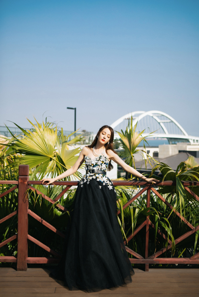 迪丽热巴金鸡奖造型公开黑纱抹胸礼裙优雅迷人气质满分