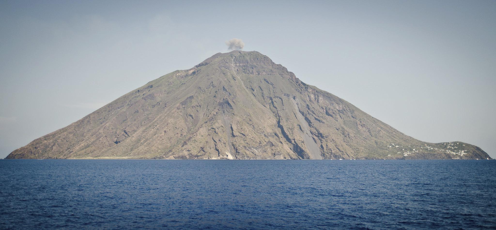 世界最活跃火山岛 每隔几小时就喷一次 400岛民为何不离不弃?