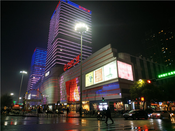 第一纺织网记者今天(12月17日)下午16时许在安徽蚌埠万达广场的滔搏