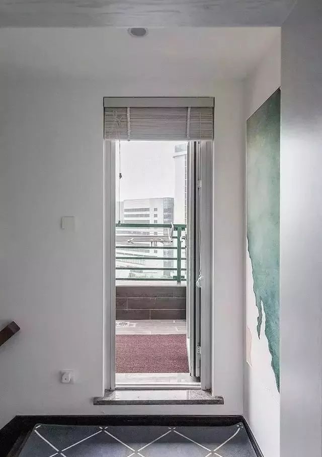 楼梯口有一扇通往阳台的小门得以保留,可以给整个楼道带来光亮.