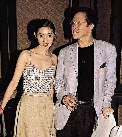 昔日小花差点成向华强弟媳,今44岁罕见现身,身材高挑皮肤似少女