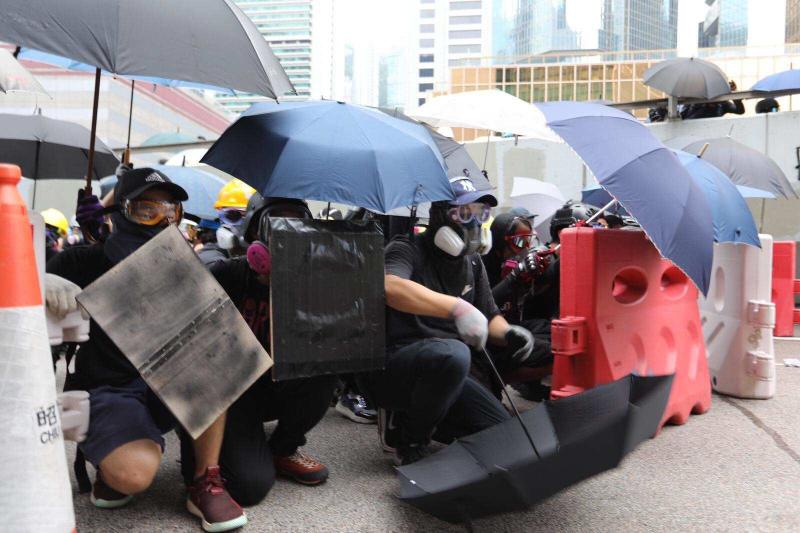 整个下午港岛主要道路被"黑衣人"侵占,警方施放水炮催泪弹驱散