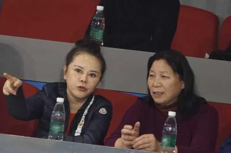 孙俪妈妈球场观赛扎丸子头皮肤细腻有光泽不像六十多岁老太太