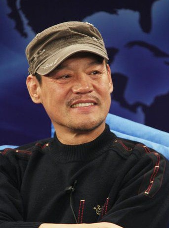 他是国家一级演员,离婚选择净身出户,如今儿子名气不输他