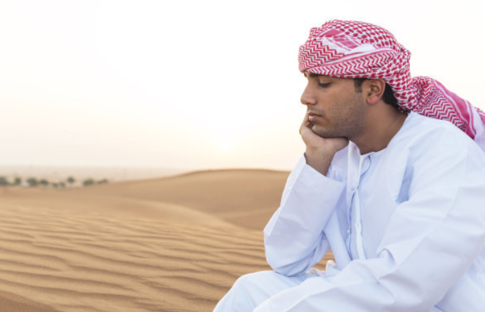 迪拜男人总穿着白袍,为何从不会变脏?驴友:有钱真好!