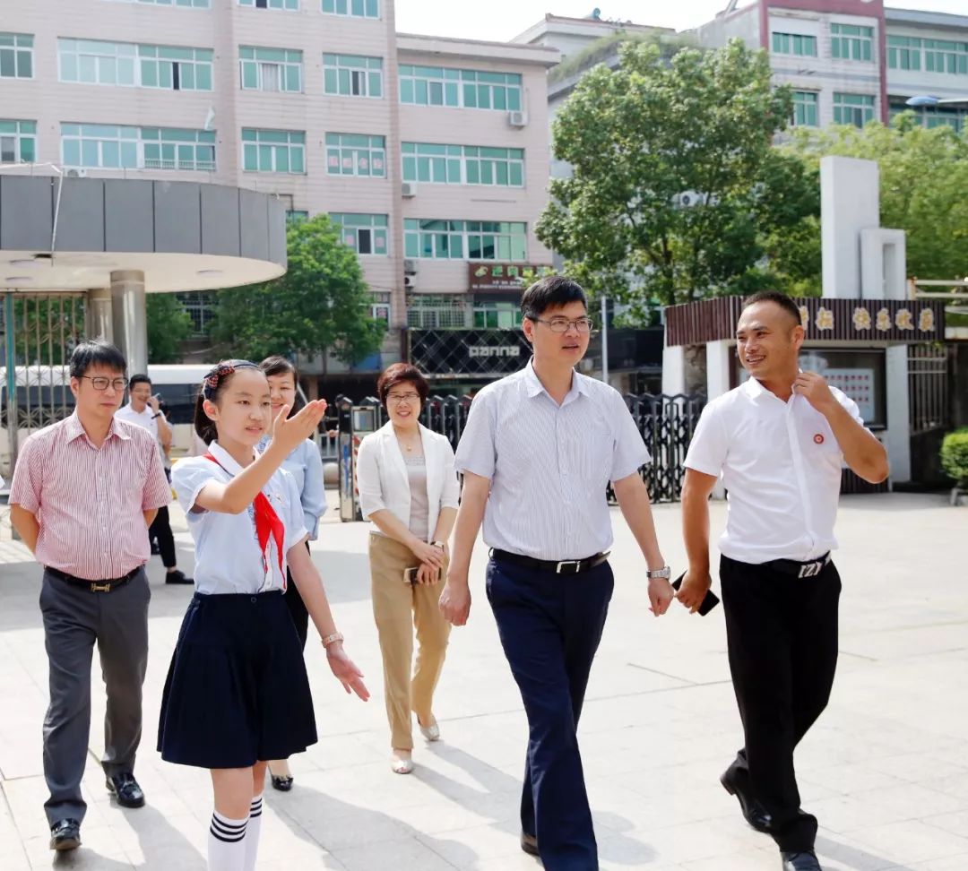 9月10日上午,龙湾区委书记陈应许率队来到区十六幼教育集团和永中二小