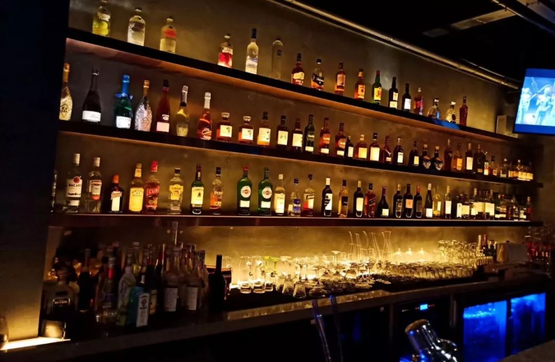 凡花不仅仅只有浪漫,酒吧舞台后的电子屏幕播放着,电竞比赛跟热门直播